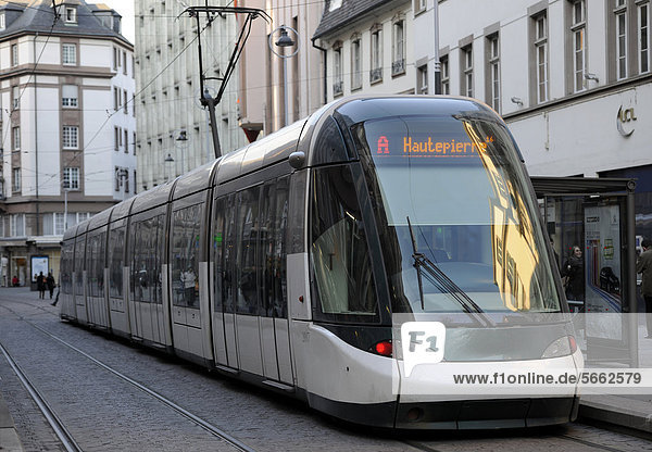 Moderne Straßenbahn  Place Gutenburg  Strasbourg  Straßburg  Bas-Rhin  Elsaß  Elsass  Frankreich  Europa  ÖffentlicherGrund