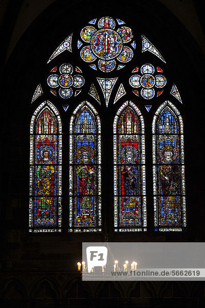 Bunte Glasfenster  Kirchenfenster  nördliches Langhaus  Innenansicht  Straßburger Münster  Liebfrauenmünster  CathÈdrale Notre-Dame  Kathedrale  Strasbourg  Straßburg  Bas-Rhin  Elsaß  Elsass  Frankreich  Europa
