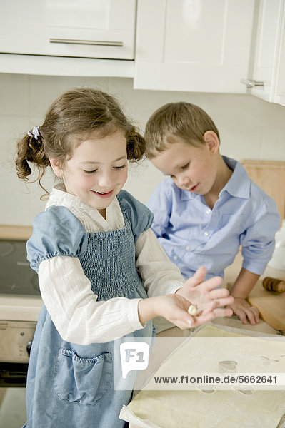 Bruder Schwester backen backend backt Keks
