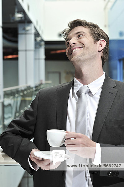 Geschäftsmann mit Tasse Kaffee