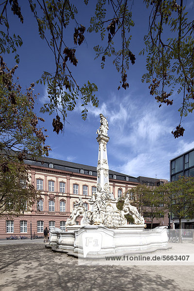 Georgsbrunnen auf dem Kornmarkt  Trier  Rheinland-Pfalz  Deutschland  Europa  ÖffentlicherGrund