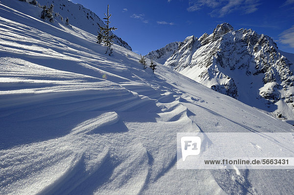 Winterlandschaft mit Schneeformation und Berggipfel  Firtzstock  Glarus  Ostschweiz  Schweiz  Europa