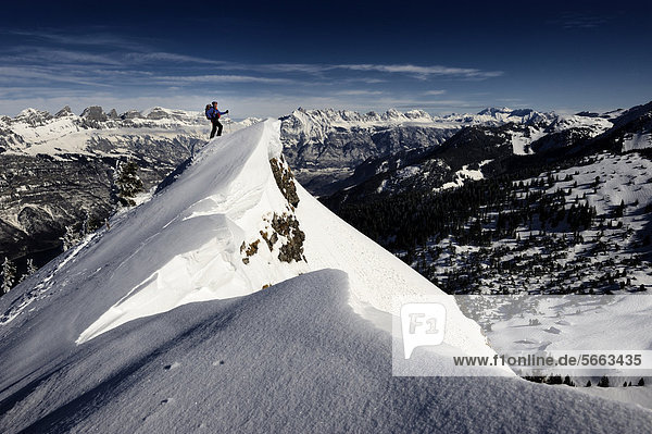 Bergsteiger auf Berggipfel mit Bergpanorama  Firtzstock  Glarus  Ostschweiz  Schweiz  Europa