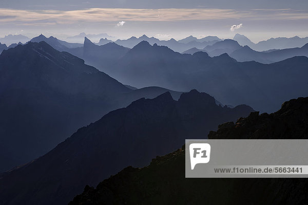 Bergpanorama zur blauen Stunde  Feuerspitze  Steeg  Lechtal  Außerfern  Tirol  Österreich  Europa
