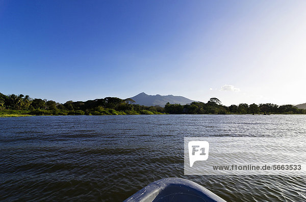 Mit dem Boot auf dem Nicaragua-See  hinten der Vulkan Mombacho  Isletas  Lago de Nicaragua  Nicaragua  Mittelamerika