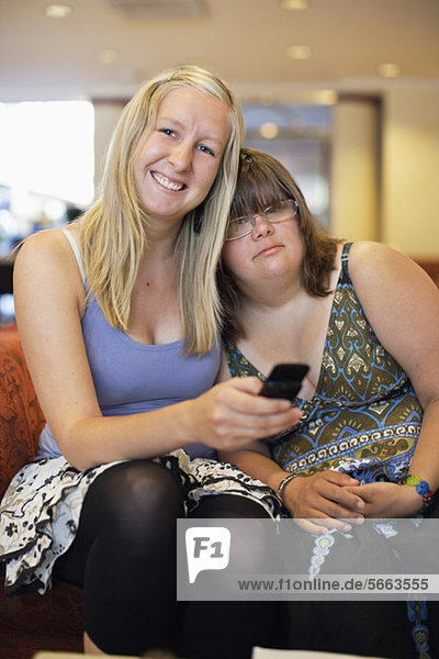 Lächelnde Frau mit Down-Syndrom und ihre persönliche Assistentin