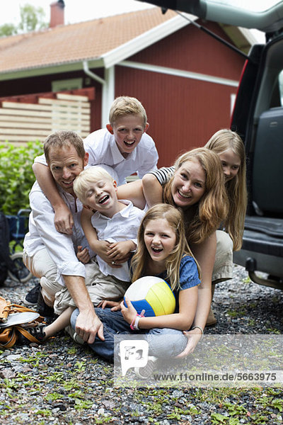 Porträt einer fröhlichen Familie  die ihren Urlaub im Freien verbringt.