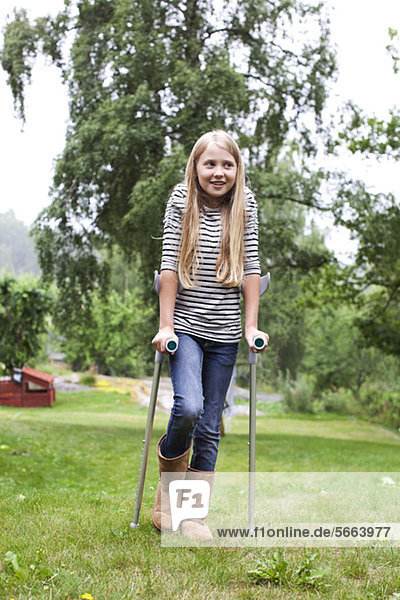 Körperbehindertes Mädchen mit wegschauenden Krücken