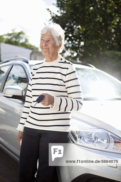 Seniorin vor dem Autoschlüssel stehend