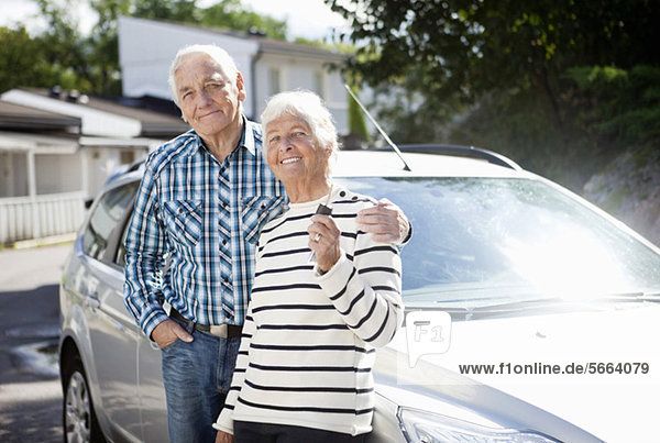 Porträt eines glücklichen älteren Paares mit Autoschlüssel