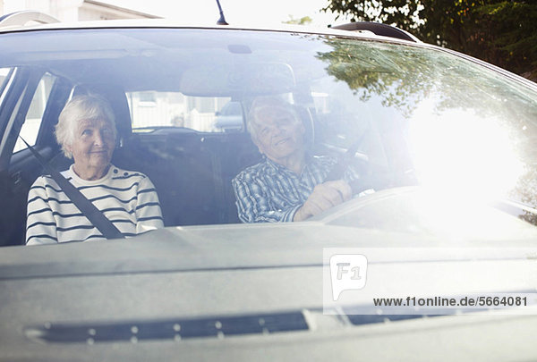 Seniorenpaar im Auto sitzend
