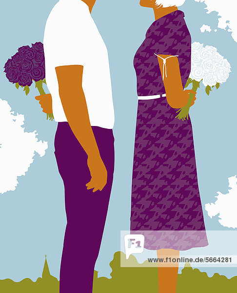 Mann und Frau stehen sich gegenüber mit Blumenstrauß hinter dem Rücken