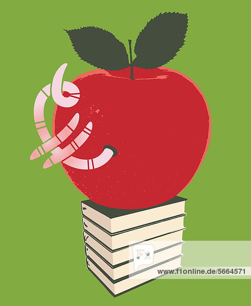 Wurm in Form des Euros kriecht durch ein Loch im Apfel auf Bücherstapel