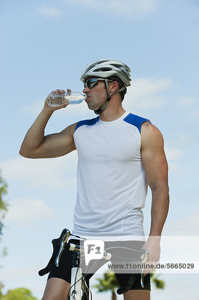 Radfahrer Trinkflasche Wasser  Portrait