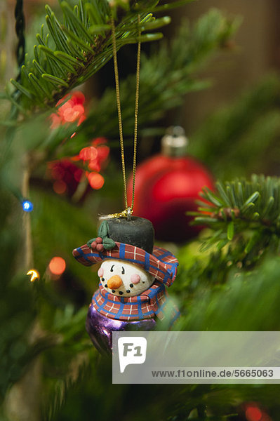 Schneemann Ornament am Weihnachtsbaum hängend