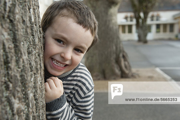 Junge schaut von hinten auf den Baum  Porträt