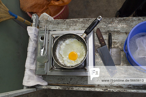 Eierbraten in der Pfanne auf der Kochplatte  Draufsicht