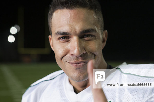 Fußball lächelt selbstbewusst vor der Kamera  Porträt