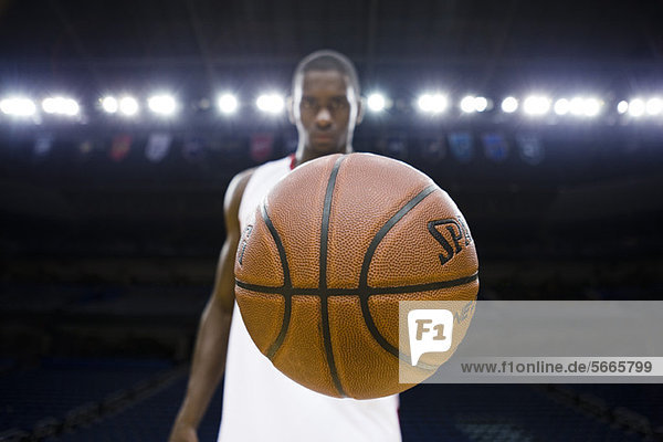 Basketballspieler mit Basketball  Schwerpunkt im Vordergrund