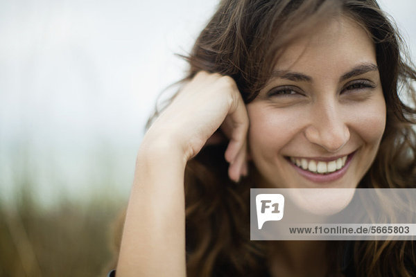 Lächelnde junge Frau