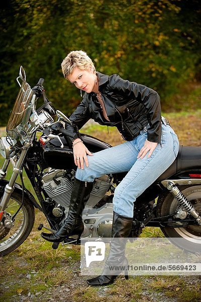 sitzend  Portrait  blond  Frau  sehen  Blick in die Kamera  Motorrad  alt  Jahr