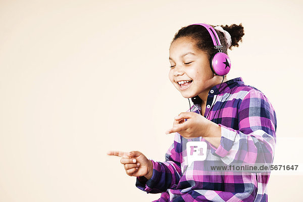 Mädchen mit Kopfhörern tanzt zur Musik