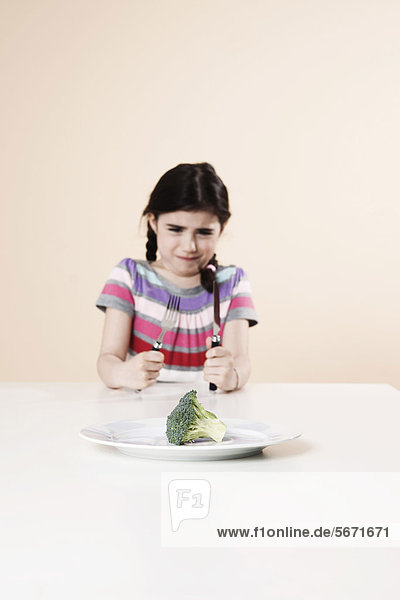 Mädchen weigert sich Brokkoli zu essen