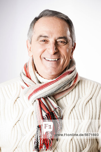 Fröhlicher Senior in Winterkleidung  Portrait