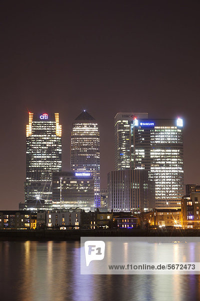 Canary Wharf Finanzzentrum  Blick über die Themse bei Nacht  London  England  Großbritannien  Europa