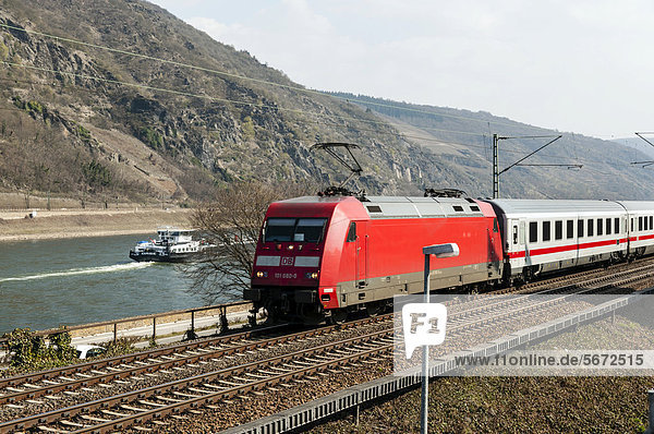 Intercity-Zug fährt an Oberwesel vorbei  Oberes Mittelrheintal  Weltkulturerbe der UNESCO  Rheinland-Pfalz  Deutschland  Europa