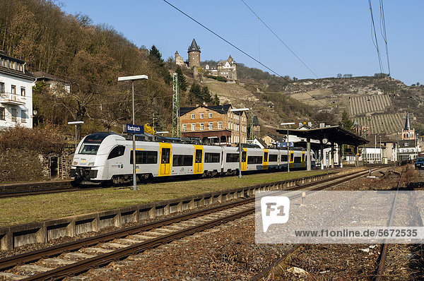 Personenzug im Bahnhof von Bacharach  Oberes Mittelrheintal  UNESCO-Welterbe  Rheinland-Pfalz  Deutschland  Europa