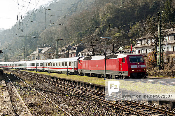 Intercity-Zug fährt durch den Bahnhof von Bacharach  Oberes Mittelrheintal  UNESCO-Welterbe  Rheinland-Pfalz  Deutschland  Europa