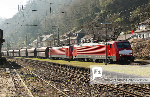 Güterzug der DB fährt durch den Bahnhof von Bacharach  Oberes Mittelrheintal  UNESCO-Welterbe  Rheinland-Pfalz  Deutschland  Europa