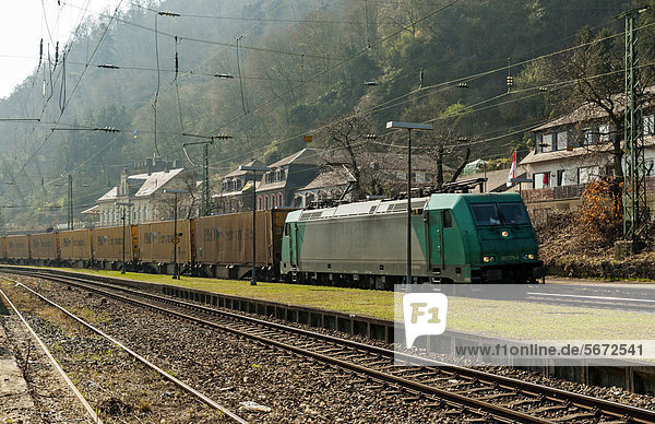 Güterzug fährt durch den Bahnhof von Bacharach  Oberes Mittelrheintal  UNESCO-Welterbe  Rheinland-Pfalz  Deutschland  Europa