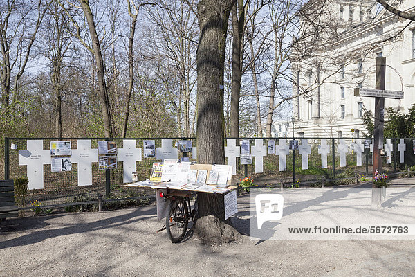 Gedenkort Weiße Kreuze  in der Nähe des Reichstags  Berlin  Deutschland  Europa