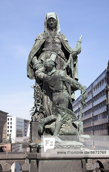 Statue der Heiligen Gertraude Gertraudenbrücke Berlin Deutschland Europa