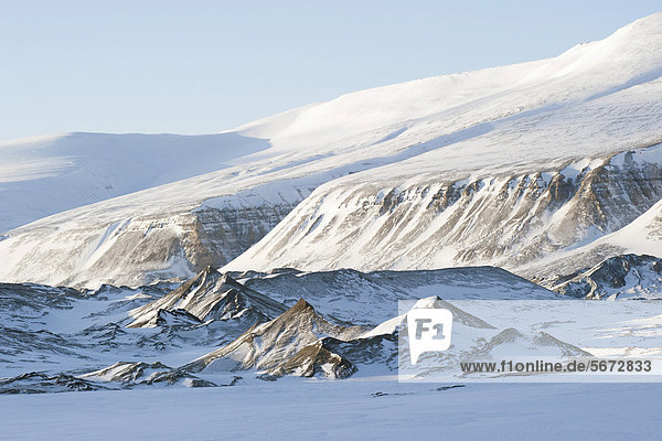 Schneebedeckte Gletschermoräne bei Rabotbreen im Sassendalen  Spitzbergen  Svalbard  Norwegen  Europa