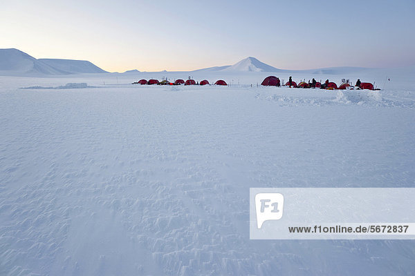 Zeltlager auf einem verschneiten Gletscher  Hayesbreen  Spitzbergen  Svalbard  Norwegen  Europa