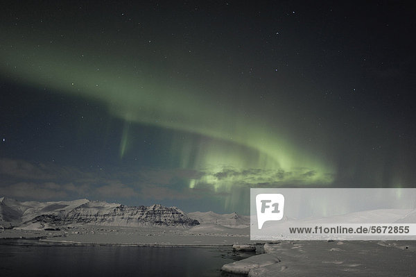 Grüne Nordlichter Polarlichter  Aurora borealis in mondheller Nacht über der Gletscherlagune Jökuls·rlÛn  Vatnajökull Nationalpark  Island  Europa