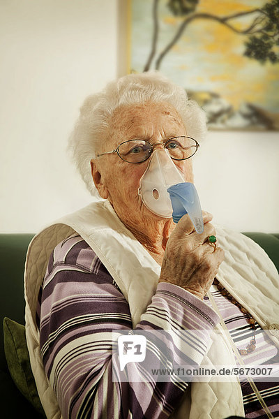 Seniorin im Pflegeheim mit Inhalator