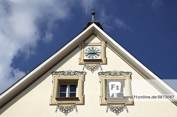 Europa Wohnhaus Halle Stadt Uhr Fassade Hausfassade Farbe Farben bauen Barock Bayern Giebel Deutschland alt bemalen Oberfranken