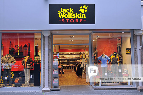 Ladengeschäft des Outdoor-Ausrüsters Jack Wolfskin  Köln  Nordrhein-Westfalen  Deutschland  Europa  ÖffentlicherGrund