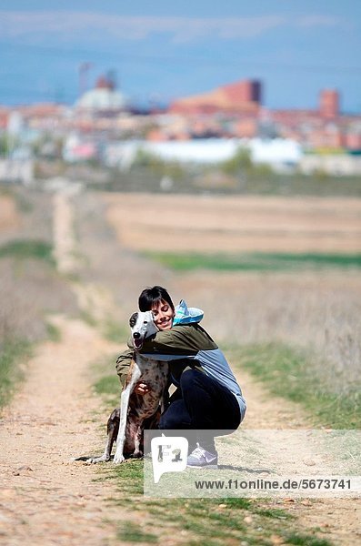 Attraktivität Frau umarmen jung Windhund spanisch
