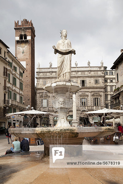 Brunnen an der Piazza delle Erbe  Verona  Venetien  Veneto  Italien  Europa  ÖffentlicherGrund