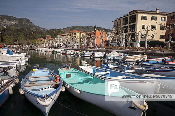 Boote im Hafen  Garda  Gardasee  Lago di Garda  Venetien  Veneto  Italien  Europa  ÖffentlicherGrund