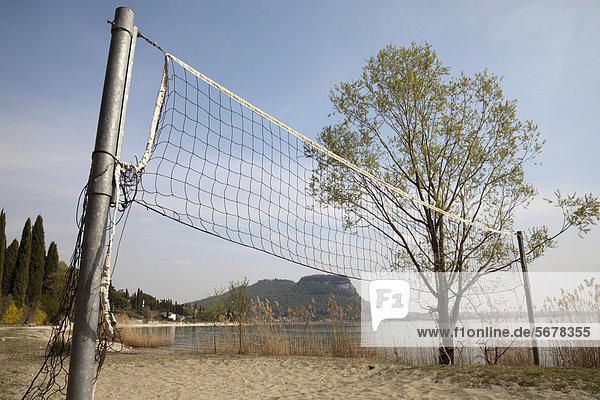 Volleyballnetz am Ufer des Gardasee  Lago di Garda  Venetien  Veneto  Italien  Europa  ÖffentlicherGrund