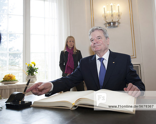 Federal President Joachim Gauck signing the visitors' book of the state of Baden-Wuerttemberg during his inaugural visit with his partner Daniela Schadt in Baden-Wuerttemberg  Gauck at the official residence of the Government of Baden-Wuerttemberg  Ministry of State  Villa Reizenstein  Stuttgart  Baden-Wuerttemberg  Germany  Europe
