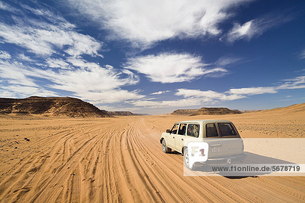 Akakus-Gebirge  Jeep  Libyen  Sahara  Afrika