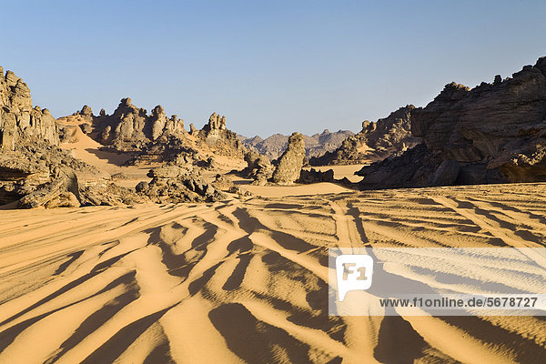 Jeepspuren  Felsformationen im Wadi Awis  Akakus-Gebirge  Libyen  Sahara  Afrika