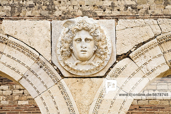 Medusenhaupt  Medusenmedaillon  Relief  Neues Forum  Severisches Forum des Septimius Severus  Leptis Magna  Libyen  Nordafrika  Afrika